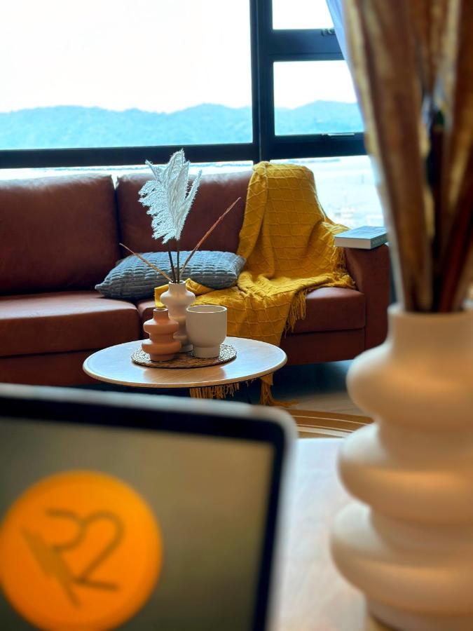 Apartment Sea&pool View Stunning Homestay, Wifi, Netflix Near Malls, Jetty, Convenient Stores *