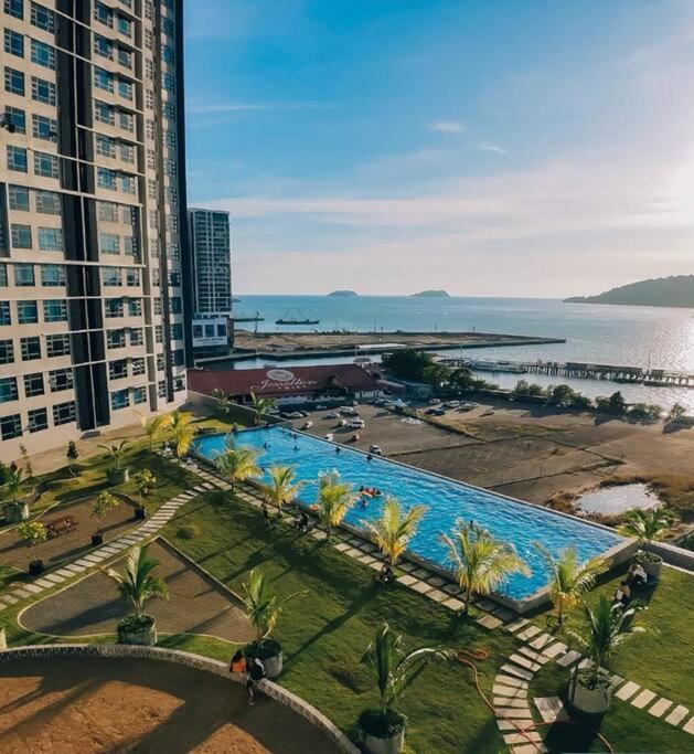 Apartemen Sea&pool View Stunning Homestay, Wifi, Netflix Near Malls, Jetty, Convenient Stores