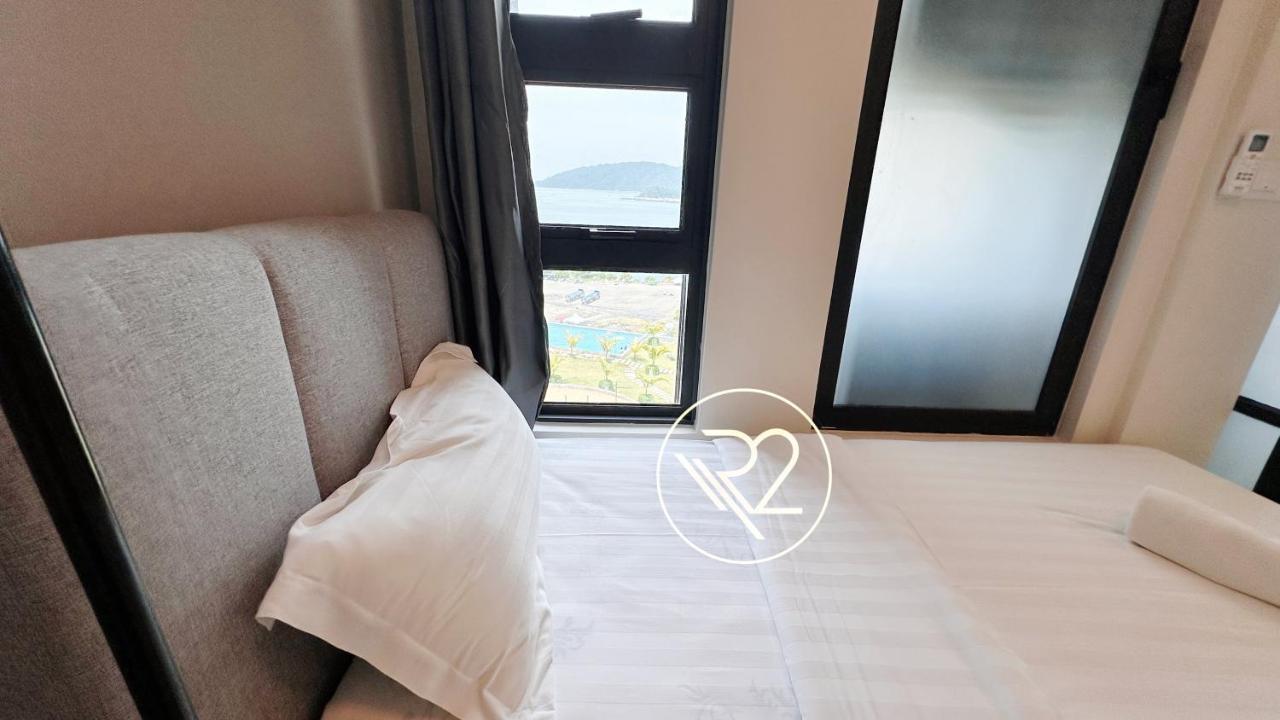 Sea&pool View Stunning Homestay, Wifi, Netflix Near Malls, Jetty, Convenient Stores Apartemen